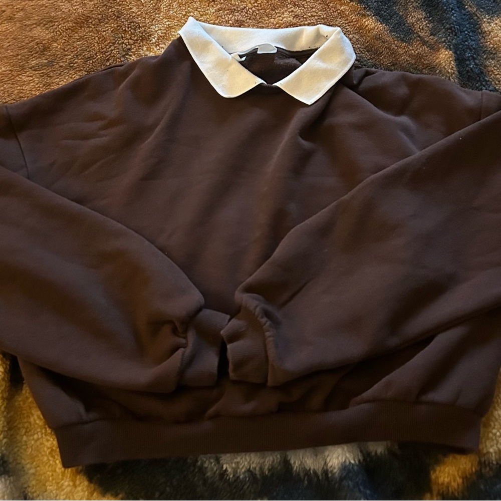H&M Brown Sweatshirt with White Collar